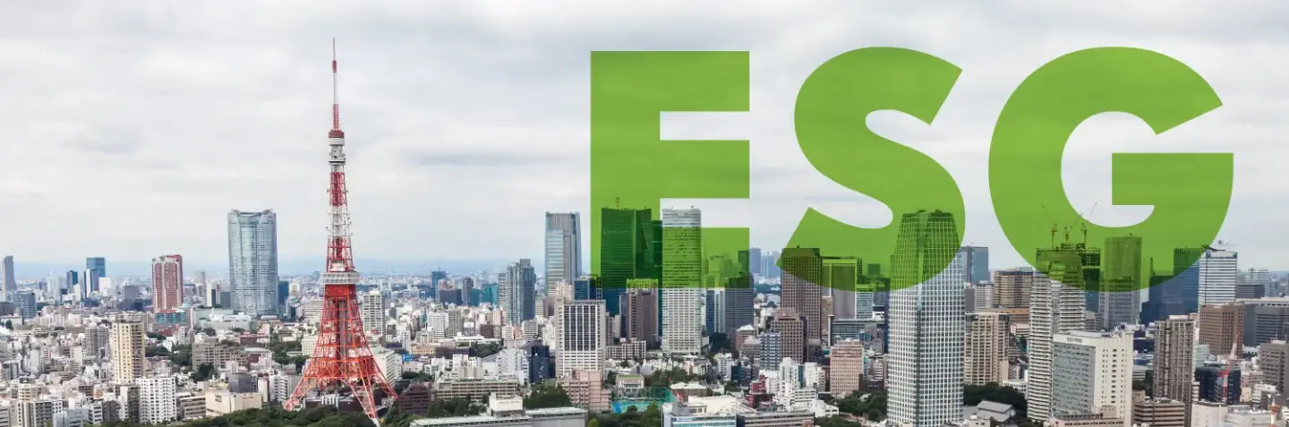 Etykiety ekologiczne jako element polityki ESG w nowoczesnej firmie produkcyjnej.